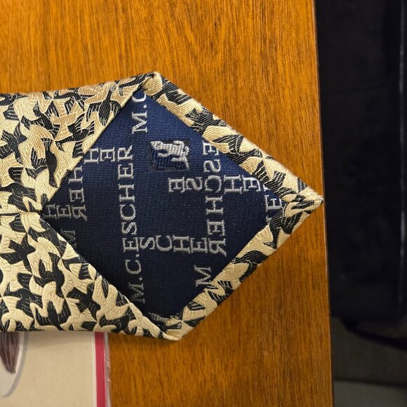 🕸️ M.C. Escher Collector’s Tie – Mystical Masterpiece 🕸️Collectable - Picture 3 of 7